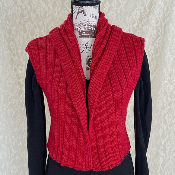 Hand Red knit Crop Vest sz Small - Picture 1 of 5